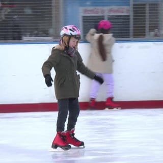 Mädchen am Eislaufen