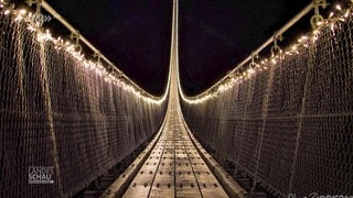 Die beleuchtete Geierlaybrücke in Mörsdorf