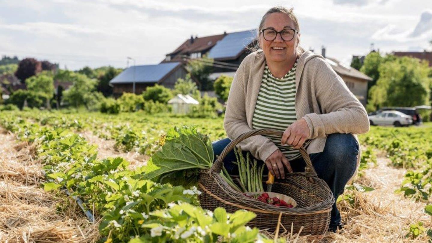 Angelika Schimpfle baut auf ihrem Biohof im Allgäu Spargel, Erdbeeren, Rhabarber und Kartoffeln an