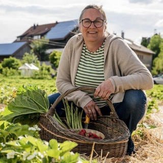 Angelika Schimpfle baut auf ihrem Biohof im Allgäu Spargel, Erdbeeren, Rhabarber und Kartoffeln an