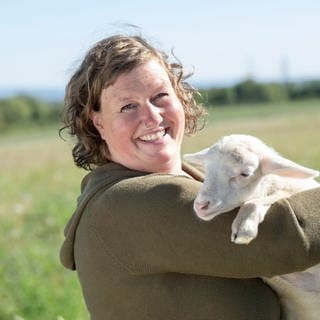 Anja Wolff bewirtschaftet mit ihrem Mann Frank Böhner einen Hof unweit der Weser mit 400 Milchschafen und deren Lämmern.