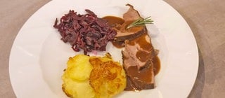 Lammkeule mit Kartoffelgratin und Rotkohl