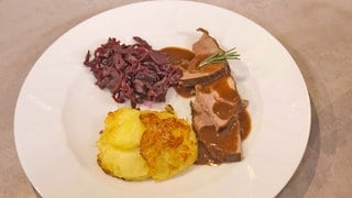 Lammkeule mit Kartoffelgratin und Rotkohl