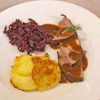 Lammkeule mit Kartoffelgratin und Rotkohl