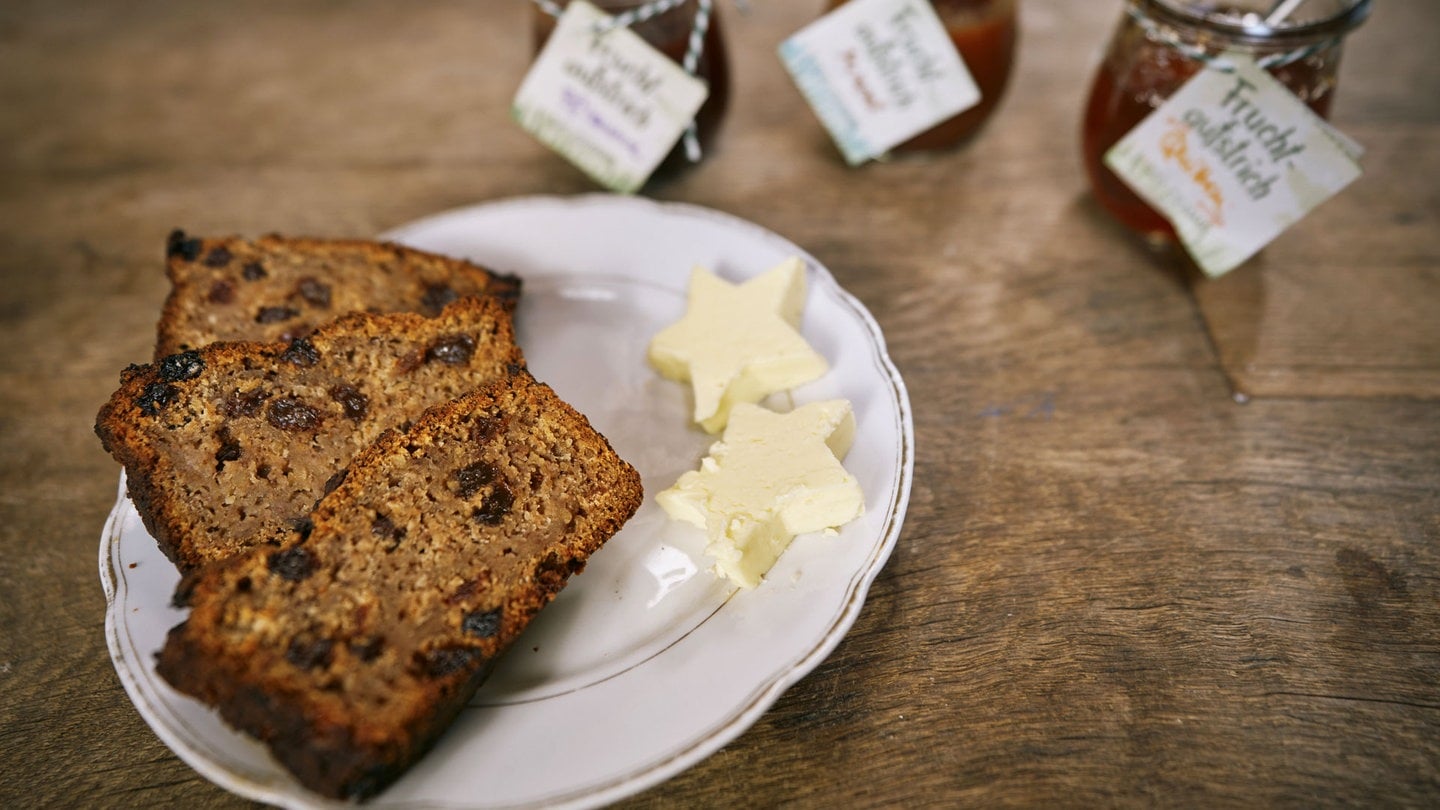 Quittenbrot mit Butter und verschiedenen Fruchtaufstrichen