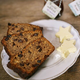 Quittenbrot mit Butter und verschiedenen Fruchtaufstrichen