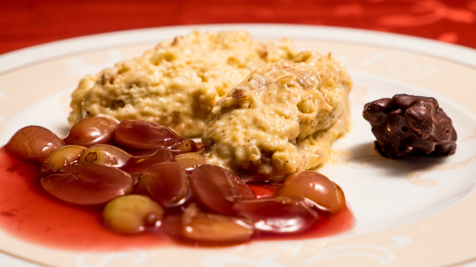 Nachspeise Walnuss-Mousse mit Gewürztrauben | Rezepte | Lecker aufs ...