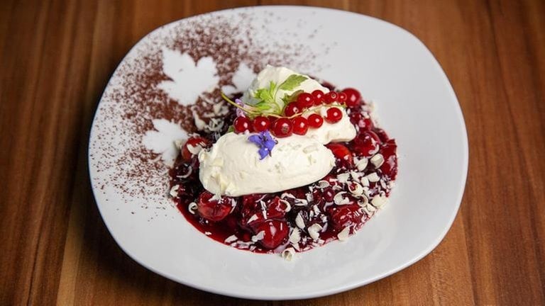 Fruchtige Beerengrütze mit weißer Schokomousse Lecker aufs Land ...