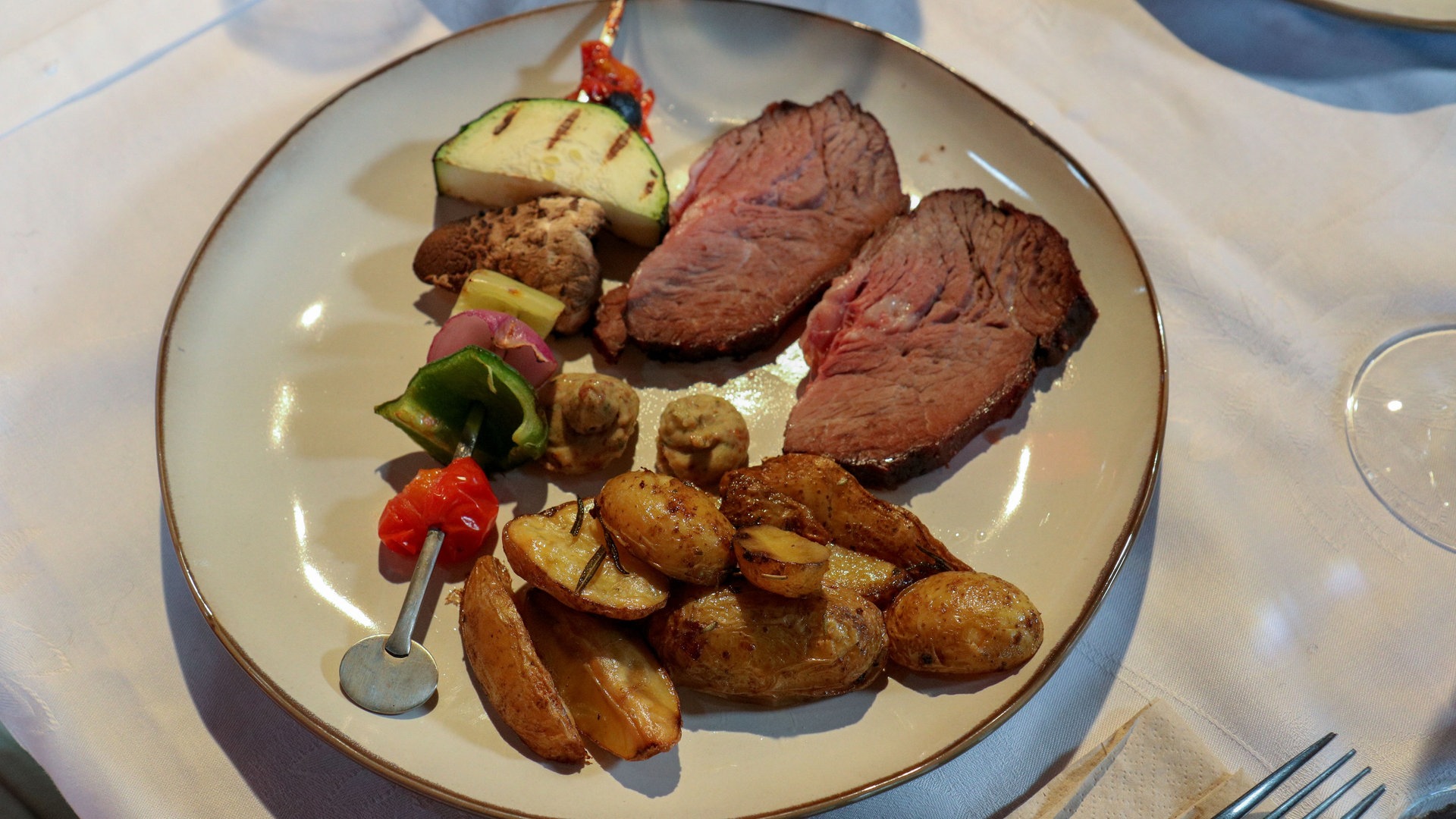 Entrecote mit Grillgemüse, Rosmarinkartoffeln, Knoblauch-Speckbutter