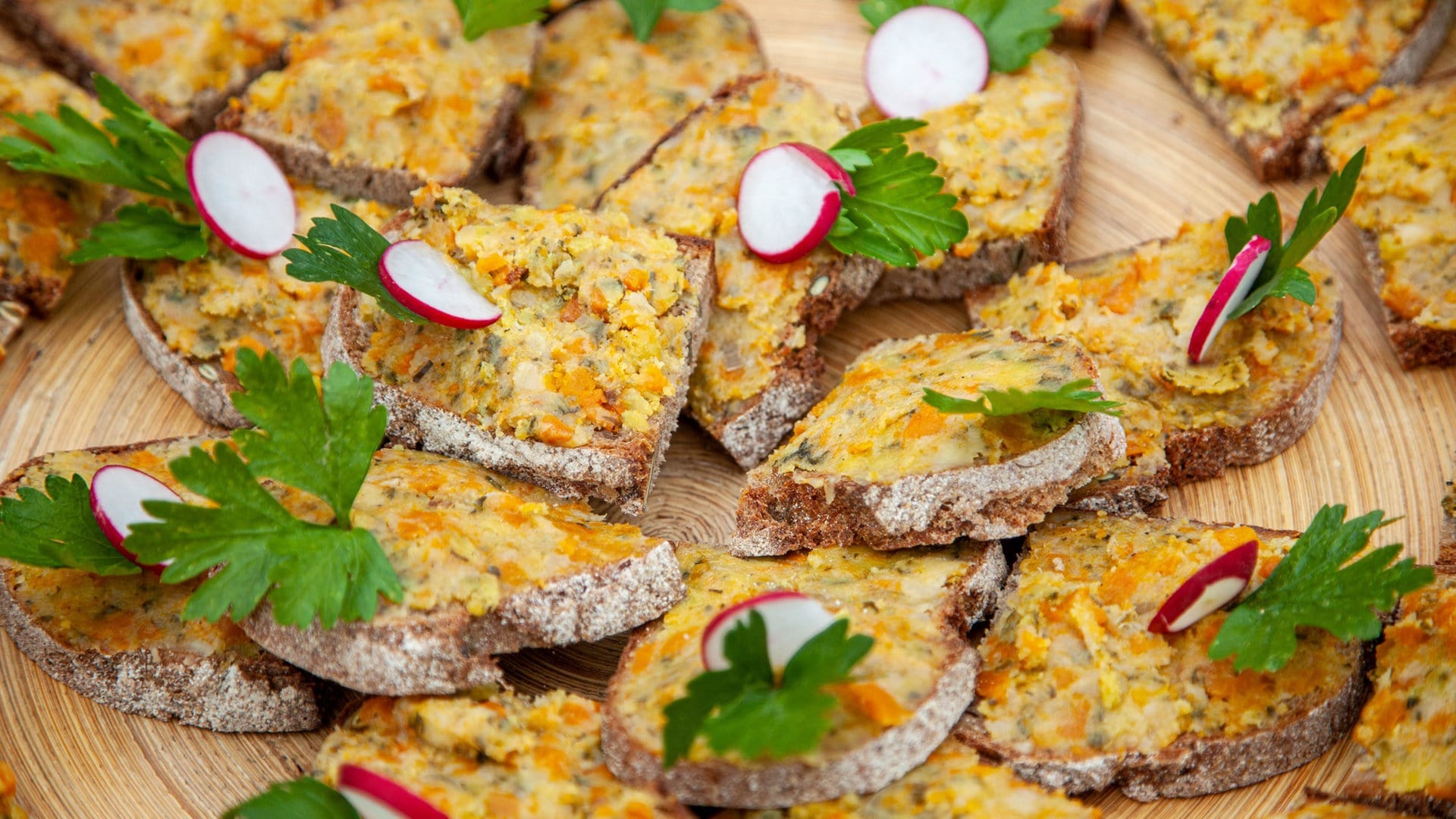 Rosensirup und Gemüsebutter als Brotaufstrich - Rezepte - Lecker aufs ...