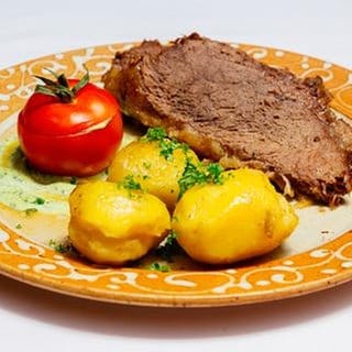 Gekochtes Ochsenfleisch (Tafelspitz), Tomate mit Kräuterremoulade gefüllt  und Kartoffeln