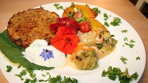 Bergische Potthucke mit Wirsingrollen auf Tomatenspiegel