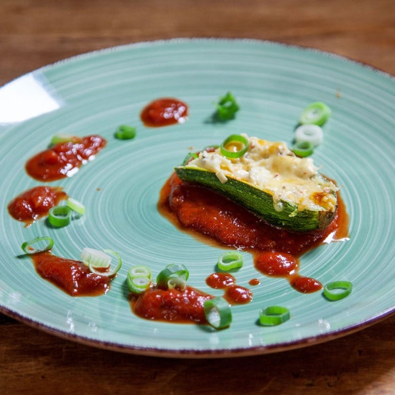 Gefüllte, überbackene Zucchini mit Tomatensoße - Rezepte - Lecker aufs ...