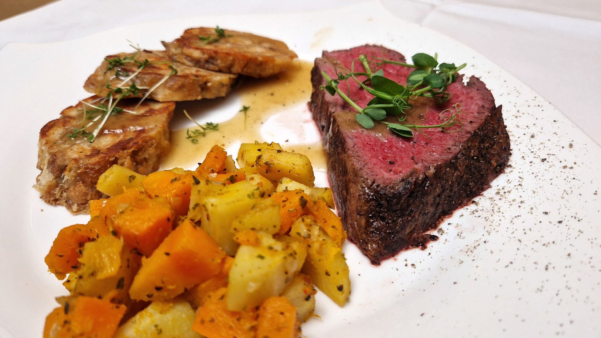 Geräuchertes Rinderfilet mit Verjus-Sauce, gebratene Serviettenknödel ...