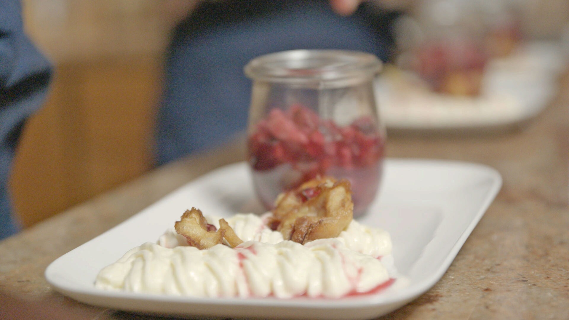 Joghurtmousse auf Apfel-Heidelbeer-Kompott - Rezepte - Lecker aufs Land ...