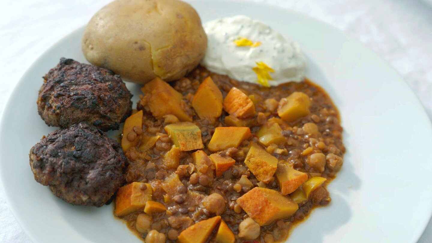 Kürbisgulasch und Wildfrikadellen, Kartoffeln aus der Glut ...