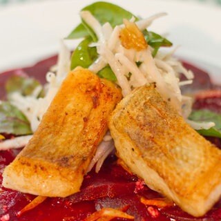 Rote-Beete-Carpaccio mit gebratenem Fisch