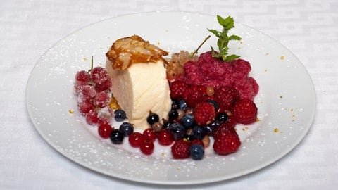 Joghurt-Zitronen-Thymian-Parfait mit marinierten Beeren, dazu Cassis-Schaum und Florentinergebäck