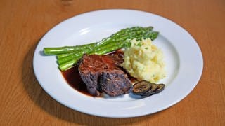 Rinderbäckchen mit Kartoffelstampf und schwarzen Nüssen