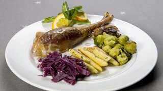 Gans mit vegetarischer Füllung