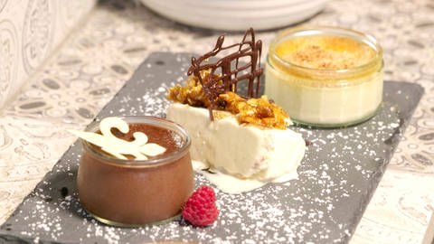 Dessert-Trilogie mit Mousse au chocolat, Eis-Parfait  und Crème brûlée 