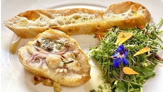 Pochierte Birne mit Blauschimmelkäse und Focaccia