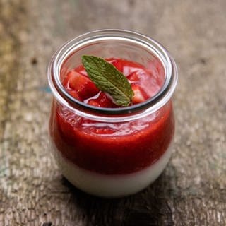 Joghurt-Erdbeer-Dessert in einem Glas