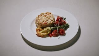 Tomaten-Zucchini-Risotto mit Beilagen auf einem Teller