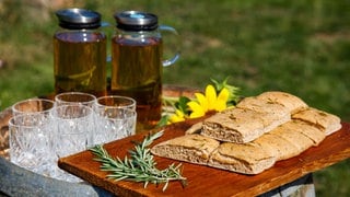 Zum Kräuter-Foccacia gibt’s selbst kreierten Eistee