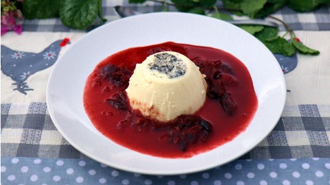 Panna cotta an Zwetschgensauce