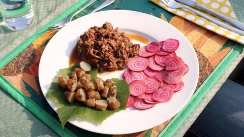 Rindergulasch mit Topinambur und Ringelrüben-Carpaccio