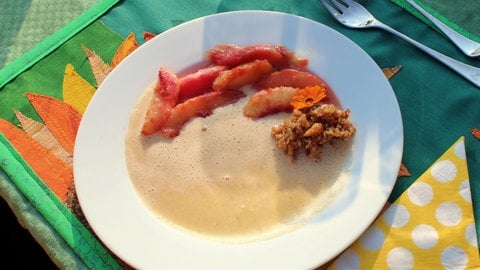 Karamellisierte Weinbergpfirsich-Schnitten mit Walnüssen und Elbling-Zabaione