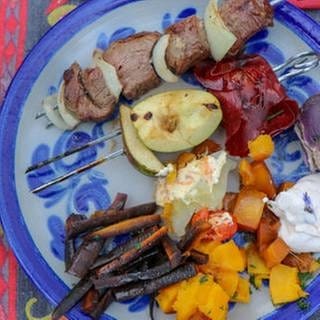 Rinderfilet-Spieß mit Kartoffeln, buntem Gemüse und Dip