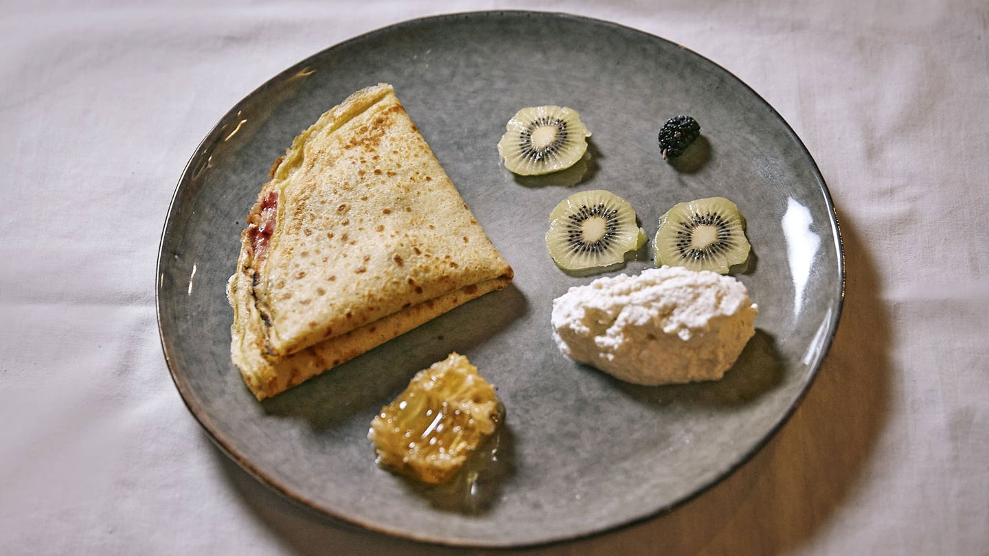 Pfälzische Galette mit Rote Grütze und Honigwabe