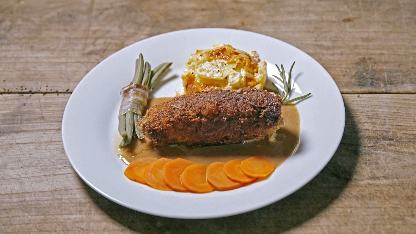 Gerolltes Cordon bleu, Kartoffelgratin, Speckbohnen und Karotten