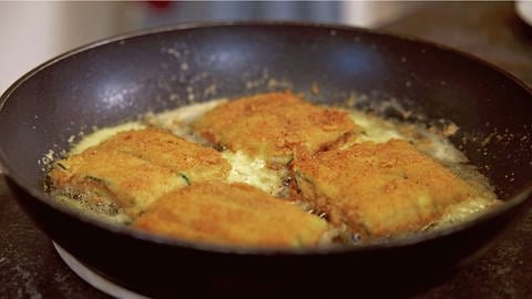 Zucchini-Cordon bleu mit Kartoffelgratin und Bohnen