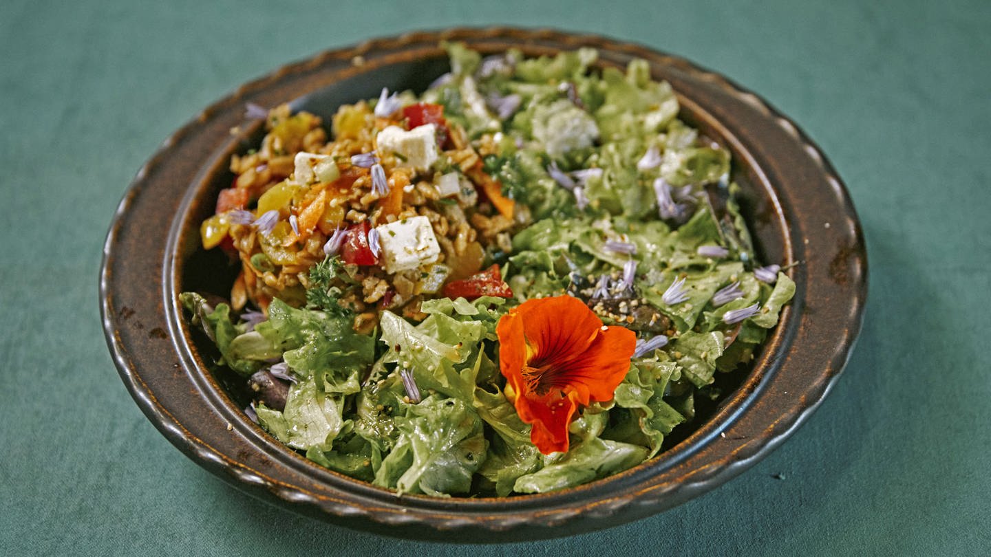 Dinkelsalat mit grünem Salat und Hanföl