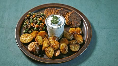 Dinkelbratlinge, Ofenkartoffeln mit Kräuterquark und Linsensalat