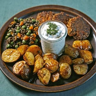 Dinkelbratlinge, Ofenkartoffeln mit Kräuterquark und Linsensalat