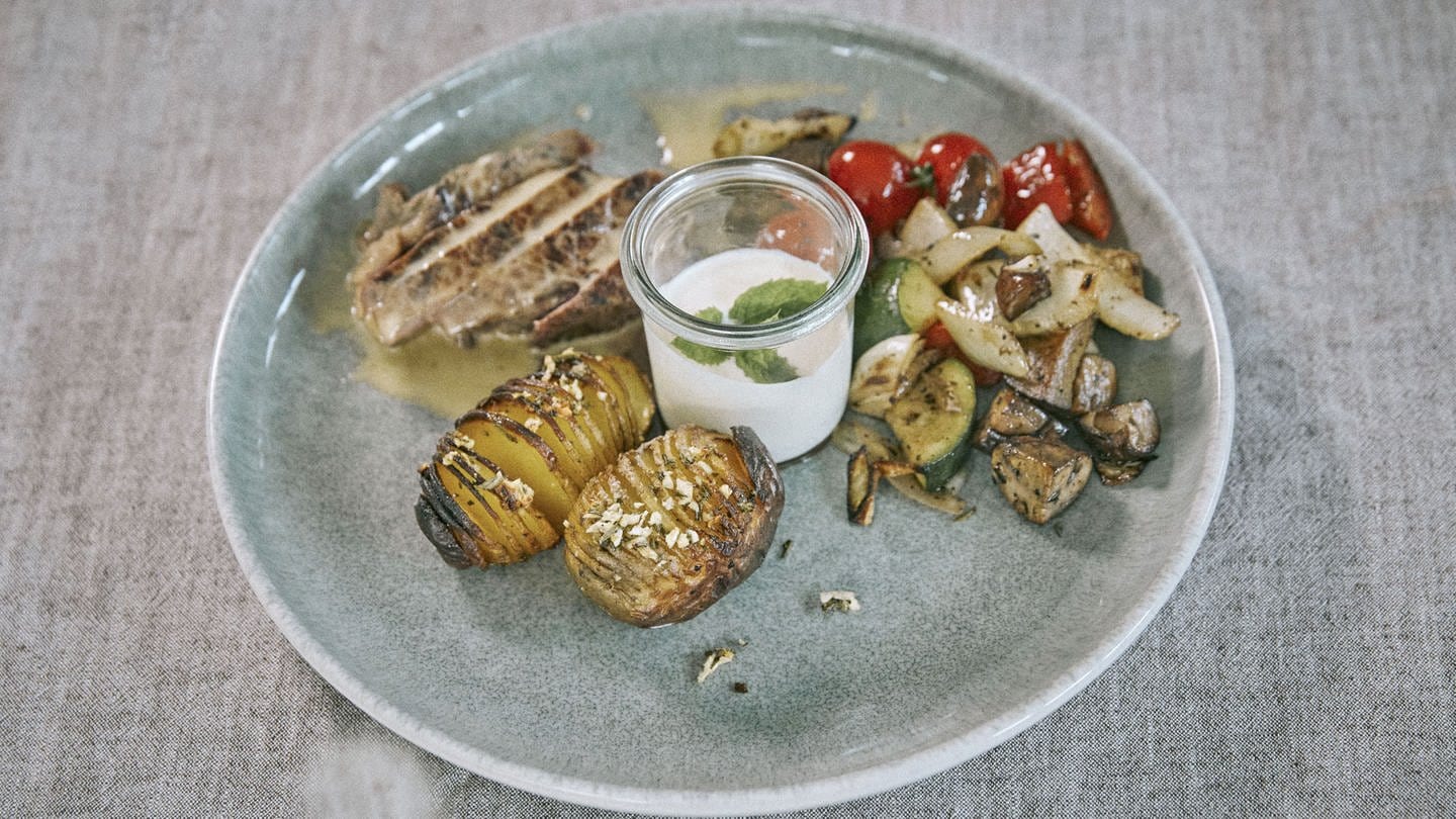 Rib-Eye-Steak mit Fächerkartoffeln und Grillgmüse