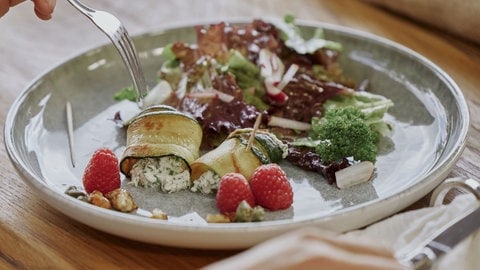 Zucchini-Frischkäseröllchen als vergetarische Variante