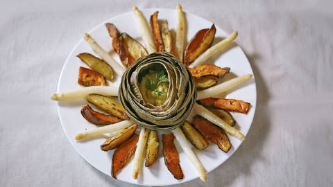 Artischocke mit Rosmarinkartoffeln, Spargelspitzen und Mayonnaise