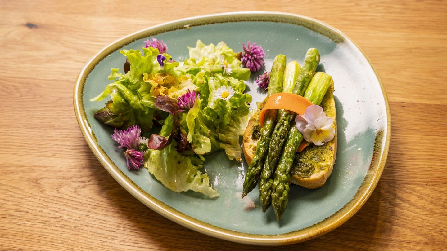 Spargelbruschetta mit Salat und Wildblumen