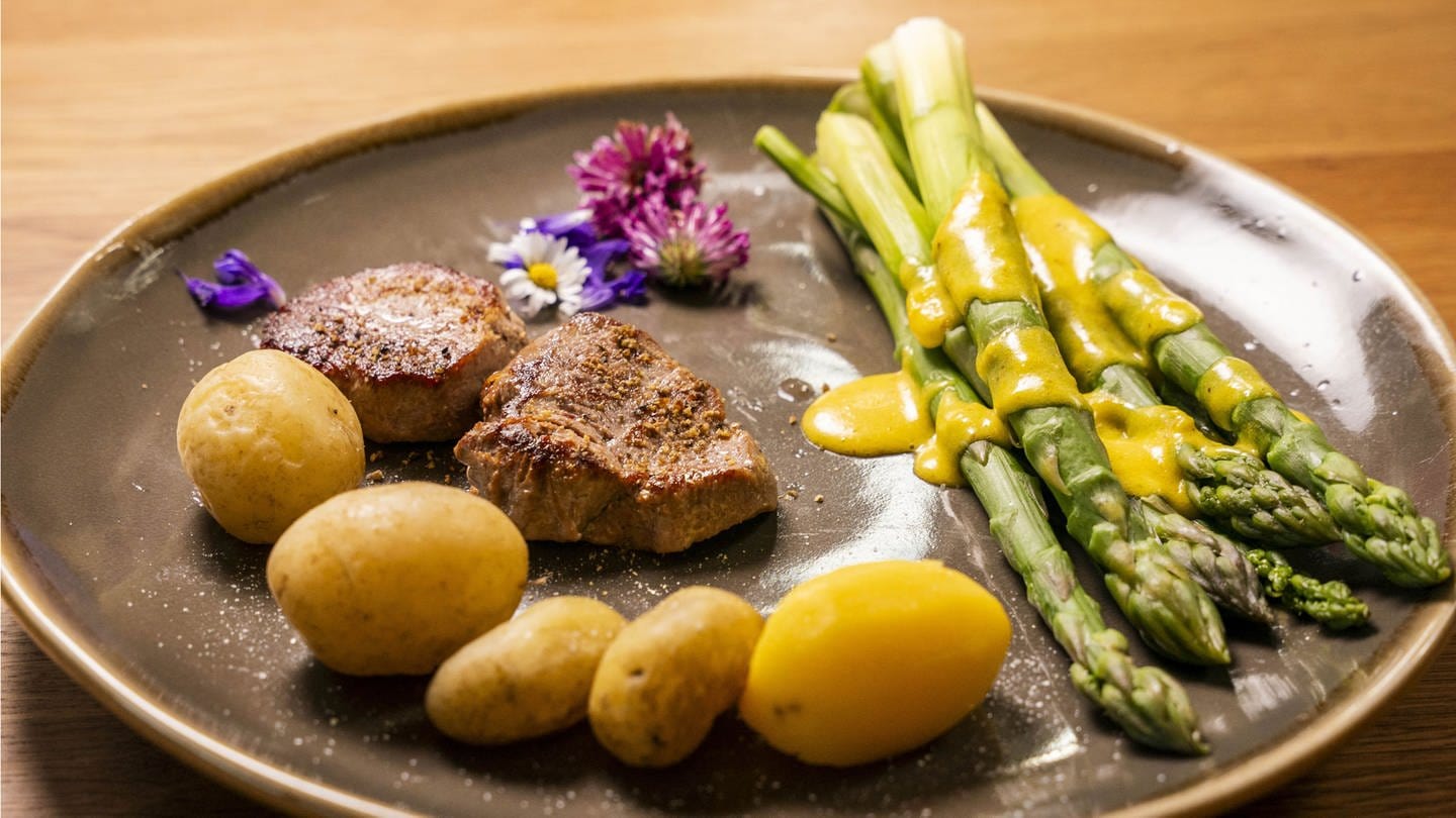 Schweinemedaillons, Kartoffel, Spargel und Sauce Hollandaise