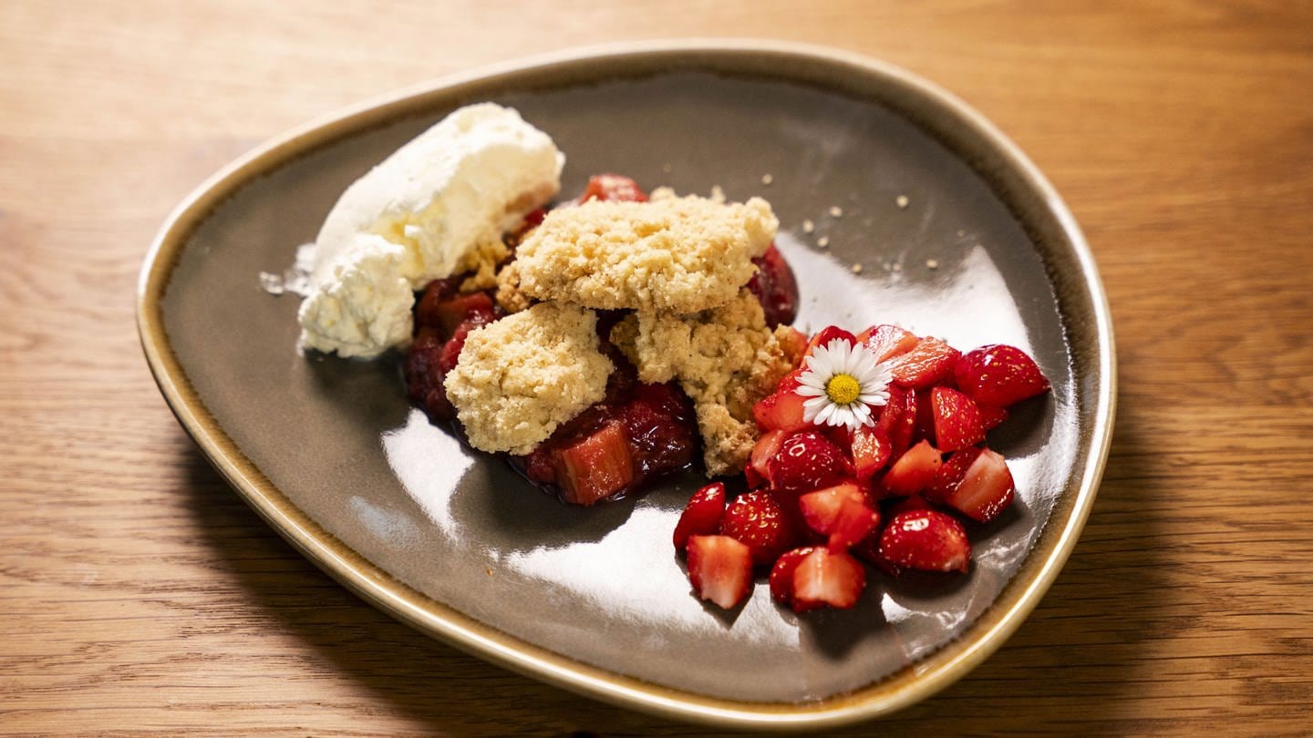 Rhabarbercrumble mit Erdbeeren und Sahne