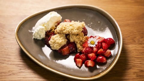 Rhabarbercrumble mit Erdbeeren und Sahne