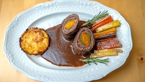 Rouladen vom Hochlandrind mit Kartoffelgratin und Rübchen