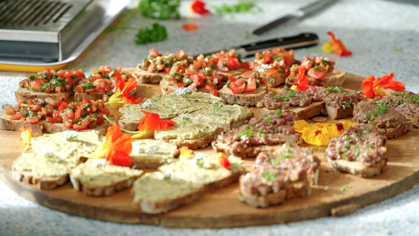 Sauerteigbrot mit Hirschtatar, Schafgarbenbutter, Wildkräuter-Bruschetta