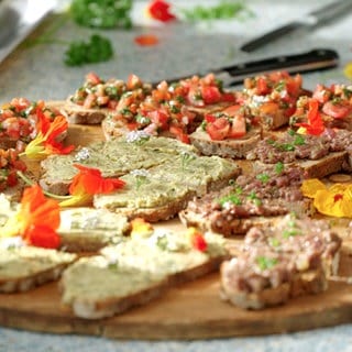 Sauerteigbrot mit Hirschtatar, Schafgarbenbutter, Wildkräuter-Bruschetta