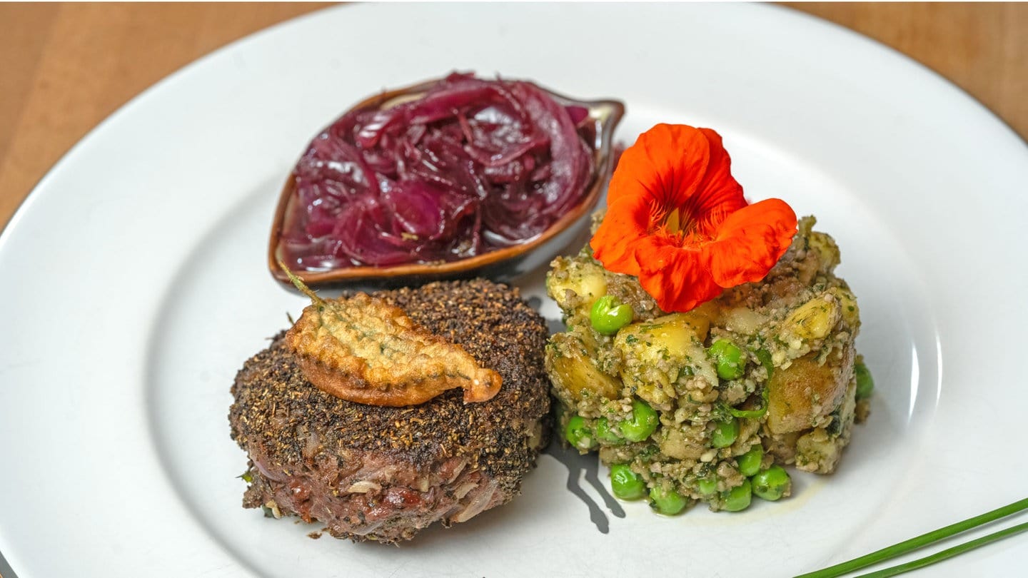 „Wilde Pflanzerl“ aus Hirschhackfleisch, Kartoffelsalat mit Löwenzahn und Pesto